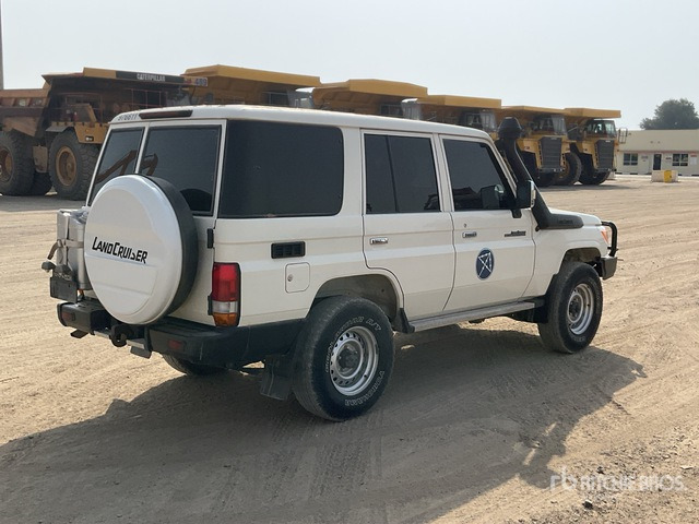 2021 Toyota Land Cruiser 76L 4x4 SUV - سيارة دفع رباعي: صورة 4 2021 Toyota Land Cruiser 76L 4x4 SUV - سيارة دفع رباعي: صورة 4