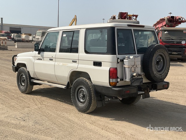 2021 Toyota Land Cruiser 76L 4x4 SUV - سيارة دفع رباعي: صورة 3 2021 Toyota Land Cruiser 76L 4x4 SUV - سيارة دفع رباعي: صورة 3