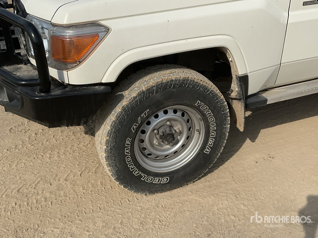 2021 Toyota Land Cruiser 76L 4x4 SUV - سيارة دفع رباعي: صورة 5 2021 Toyota Land Cruiser 76L 4x4 SUV - سيارة دفع رباعي: صورة 5