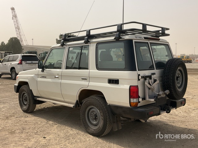 2023 Toyota Land Cruiser 76L 4x4 SUV - سيارة دفع رباعي: صورة 3 2023 Toyota Land Cruiser 76L 4x4 SUV - سيارة دفع رباعي: صورة 3