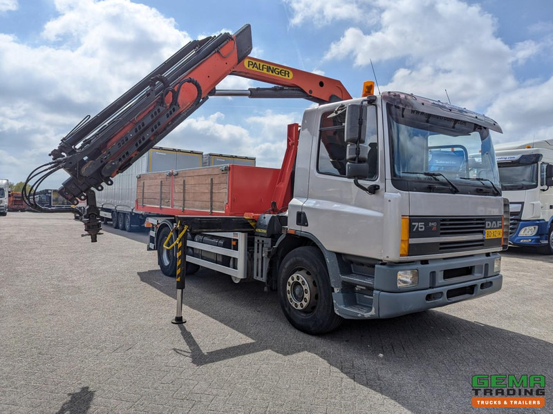 DAF 75.240 4x2 Dagcab Euro1 - Haakarm 14T + Palfinger PK11000 - Afstandsbediening - شاحنة ذات خطاف, شاحنة كرين: صورة 4 DAF 75.240 4x2 Dagcab Euro1 - Haakarm 14T + Palfinger PK11000 - Afstandsbediening - شاحنة ذات خطاف, شاحنة كرين: صورة 4
