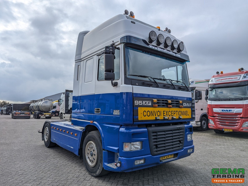 DAF 95XF.480 4x2 Superspacecab Euro3 - Handgeschakeld - Limited Edition Interieur - Side Skirts - Luchthoorns - وحدة جر: صورة 2 DAF 95XF.480 4x2 Superspacecab Euro3 - Handgeschakeld - Limited Edition Interieur - Side Skirts - Luchthoorns - وحدة جر: صورة 2