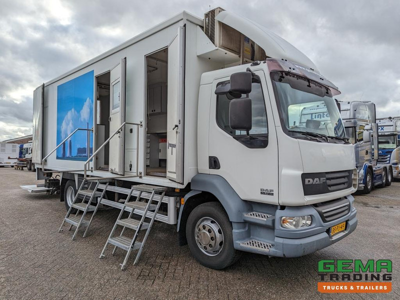 DAF FA LF55.180 4x2 Daycab 15T Euro4 Mobile Office / Camper / Workshop - Manual - Airco - Dhollandia Laadklep 1500KG - 150.000KM (V690) - شاحنة: صورة 1 DAF FA LF55.180 4x2 Daycab 15T Euro4 Mobile Office / Camper / Workshop - Manual - Airco - Dhollandia Laadklep 1500KG - 150.000KM (V690) - شاحنة: صورة 1