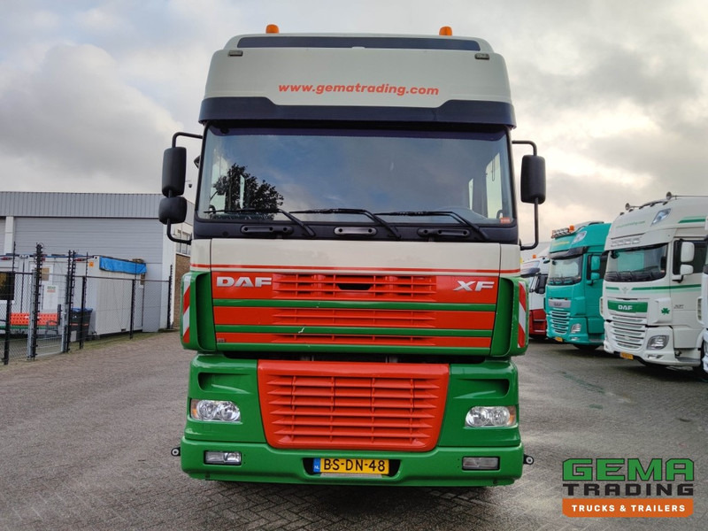 شاحنة نقل سيارات شاحنة DAF FAK XF95.430 8x2 Super SuperSpaceCab Euro3 - CurtainSider 7.31m + Ramp 16T - MachineTransporter - 6 Persons  (V558): صورة 8