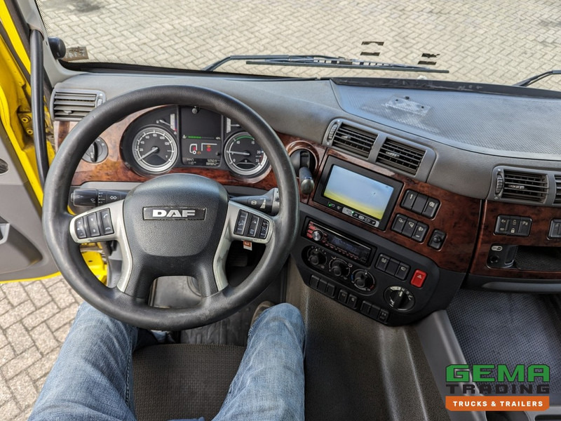Interior photo 1: DAF FT CF400 4x2 Euro6 FT CF400 4x2 Spacecab Euro6 - (T1413) DAF FT CF400 4x2 Euro6 FT CF400 4x2 Spacecab Euro6 - (T1413)