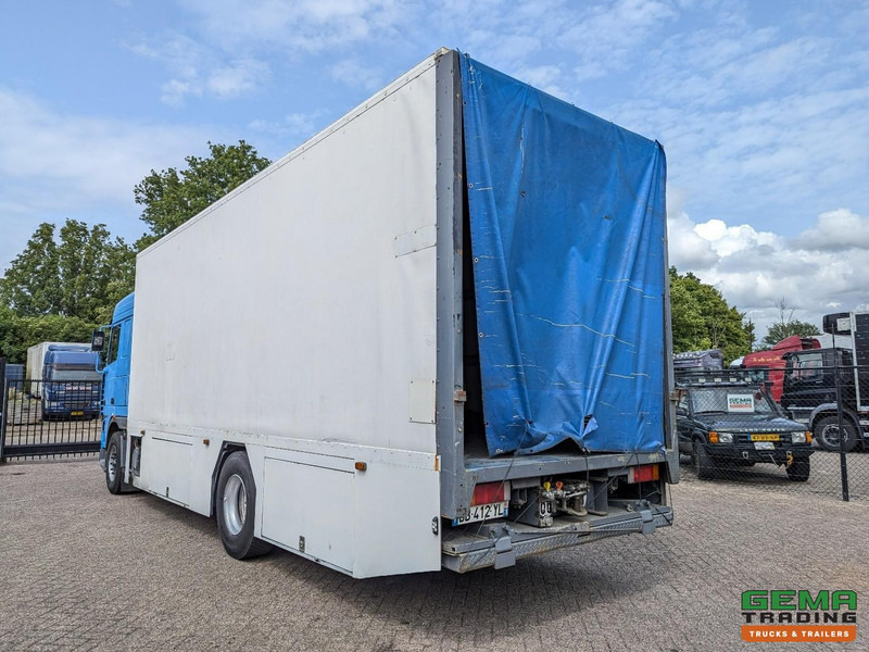 DAF XF95.430 4x2 Spacecab Euro2 - Retarder - Geslotenbak 7.7m - Handgeschakeld - Vangmuil - شاحنة مقفلة: صورة 4 DAF XF95.430 4x2 Spacecab Euro2 - Retarder - Geslotenbak 7.7m - Handgeschakeld - Vangmuil - شاحنة مقفلة: صورة 4