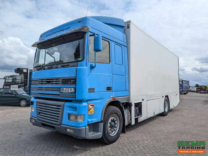 DAF XF95.430 4x2 Spacecab Euro2 - Retarder - Geslotenbak 7.7m - Handgeschakeld - Vangmuil - شاحنة مقفلة: صورة 1 DAF XF95.430 4x2 Spacecab Euro2 - Retarder - Geslotenbak 7.7m - Handgeschakeld - Vangmuil - شاحنة مقفلة: صورة 1