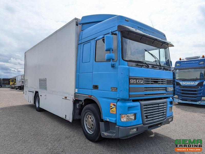 DAF XF95.430 4x2 Spacecab Euro2 - Retarder - Geslotenbak 7.7m - Handgeschakeld - Vangmuil - شاحنة مقفلة: صورة 2 DAF XF95.430 4x2 Spacecab Euro2 - Retarder - Geslotenbak 7.7m - Handgeschakeld - Vangmuil - شاحنة مقفلة: صورة 2