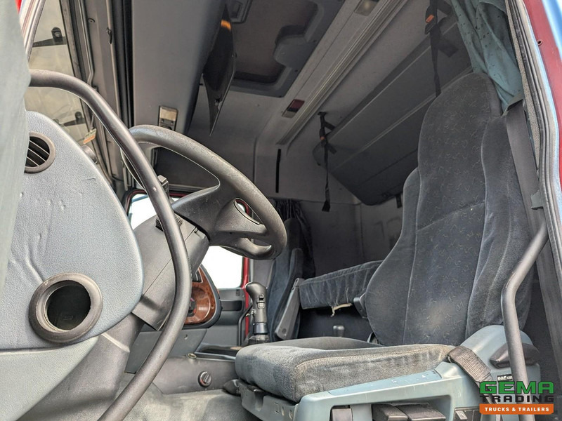 DAF XF95.430 4x2 Spacecab Euro2 - Retarder - Geslotenbak 7.7m - Handgeschakeld - Vangmuil - شاحنة مقفلة: صورة 5 DAF XF95.430 4x2 Spacecab Euro2 - Retarder - Geslotenbak 7.7m - Handgeschakeld - Vangmuil - شاحنة مقفلة: صورة 5