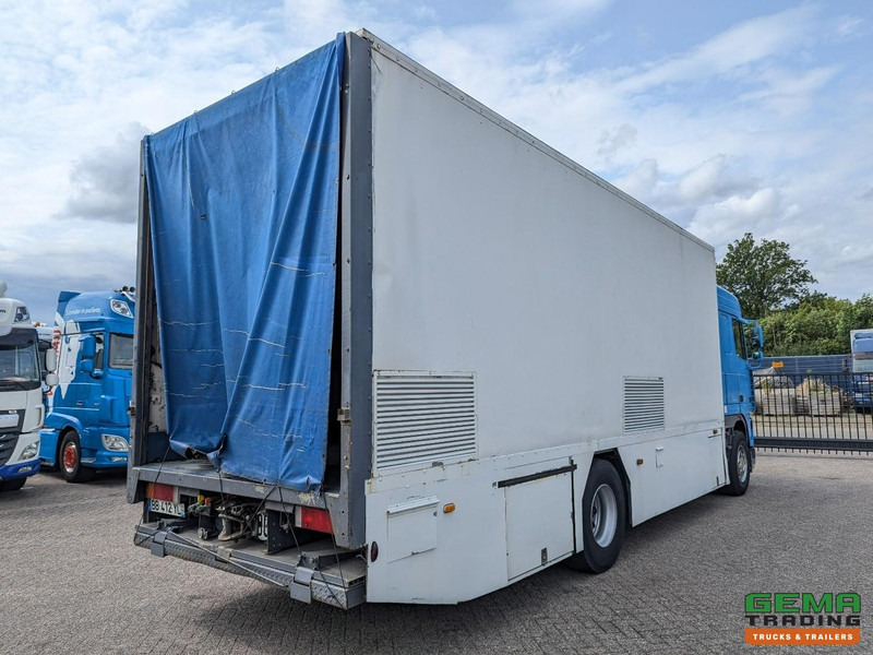 DAF XF95.430 4x2 Spacecab Euro2 - Retarder - Geslotenbak 7.7m - Handgeschakeld - Vangmuil - شاحنة مقفلة: صورة 3 DAF XF95.430 4x2 Spacecab Euro2 - Retarder - Geslotenbak 7.7m - Handgeschakeld - Vangmuil - شاحنة مقفلة: صورة 3