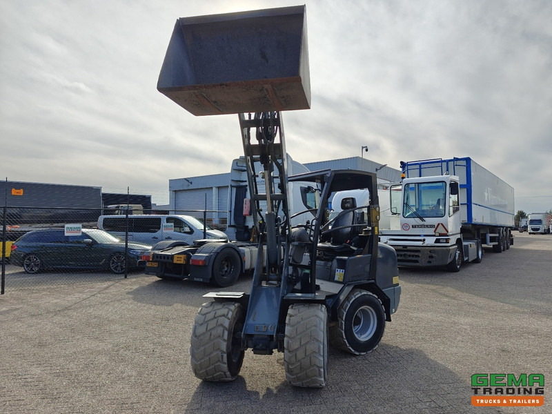 Giant V452T 3585 uren - Wiellader - Landbouw Kenteken - Vangmuil - Grondbak - Non-Marking Banden - اللودر المجنزر صغير: صورة 5 Giant V452T 3585 uren - Wiellader - Landbouw Kenteken - Vangmuil - Grondbak - Non-Marking Banden - اللودر المجنزر صغير: صورة 5