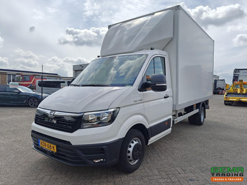 MAN TGE 3.180 4x2 Dagcabine Euro6D - GeslotenBak 4.2m + Laadklep 750KG - Dubbellucht - 5500km! NIEUWSTAAT! ONGEBRUIKT! - شاحنة مغلقة الصندوق: صورة 1 MAN TGE 3.180 4x2 Dagcabine Euro6D - GeslotenBak 4.2m + Laadklep 750KG - Dubbellucht - 5500km! NIEUWSTAAT! ONGEBRUIKT! - شاحنة مغلقة الصندوق: صورة 1