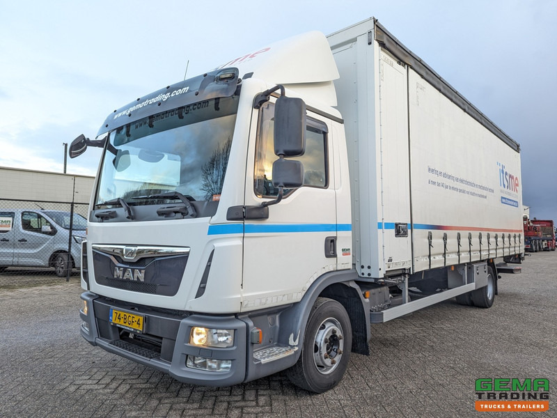 MAN TGL 12.220 4x2 Daycab Euro6 - SchuifzeilenBak 7.2M + Laadklep 2000kg - Rongpotten - Zijdeuren - شاحنة ستارة: صورة 1 MAN TGL 12.220 4x2 Daycab Euro6 - SchuifzeilenBak 7.2M + Laadklep 2000kg - Rongpotten - Zijdeuren - شاحنة ستارة: صورة 1