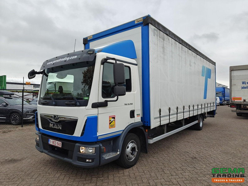 MAN TGL 12.250 4x2 Dagcab Euro6 - 12T - Schuifzeilenbak 7.7m + Laadklep 1500kg - 3 Zitplaatsen - 125.000km! - شاحنة ستارة: صورة 1 MAN TGL 12.250 4x2 Dagcab Euro6 - 12T - Schuifzeilenbak 7.7m + Laadklep 1500kg - 3 Zitplaatsen - 125.000km! - شاحنة ستارة: صورة 1