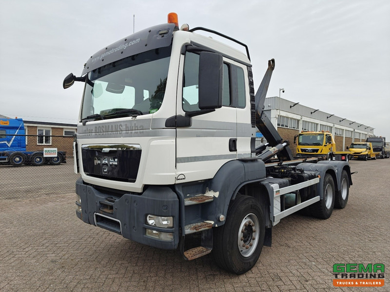 MAN TGS-TGX 26.440 6x4 Dagcabine Euro5 - AJK 20T HaakarmSysteem - Volledig Bladgeveerd - Naafreductie - Handgeschakeld - شاحنة ذات خطاف: صورة 1 MAN TGS-TGX 26.440 6x4 Dagcabine Euro5 - AJK 20T HaakarmSysteem - Volledig Bladgeveerd - Naafreductie - Handgeschakeld - شاحنة ذات خطاف: صورة 1