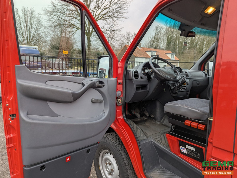 Interior photo 2: Mercedes-Benz 316 CDI  4x4 Euro3 - 59.000km - 9 Persoons - Lier - 3 Sperren!  Hoge en Lage Gearing Mercedes-Benz 316 CDI  4x4 Euro3 - 59.000km - 9 Persoons - Lier - 3 Sperren!  Hoge en Lage Gearing