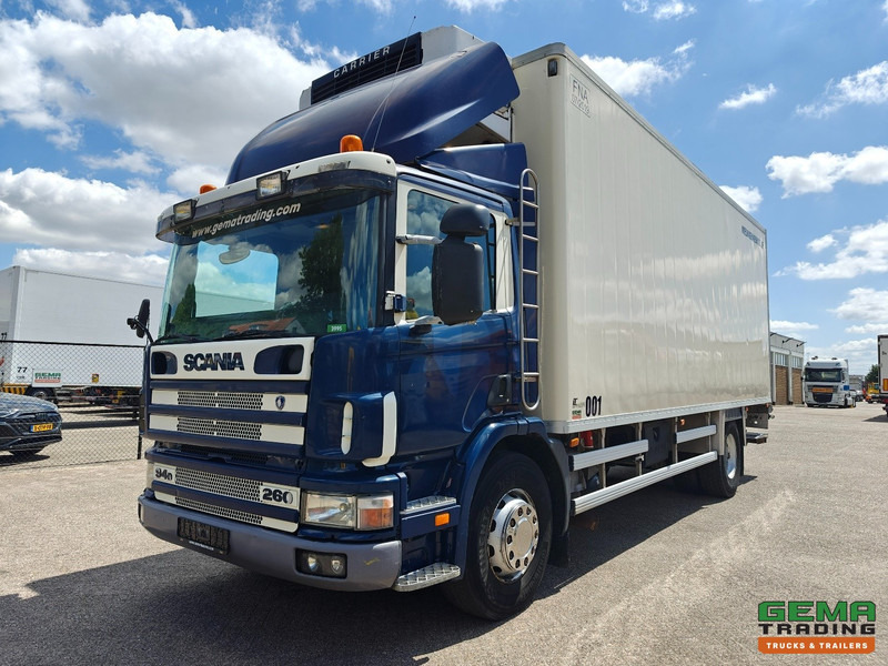 Scania P94D-260 4x2 Dagcab Euro2 - Handgeschakeld - Koel-Vriesbak 7.5m - Carrier Genesis R90 - Vangmuil - شاحنة الفريزر: صورة 1 Scania P94D-260 4x2 Dagcab Euro2 - Handgeschakeld - Koel-Vriesbak 7.5m - Carrier Genesis R90 - Vangmuil - شاحنة الفريزر: صورة 1