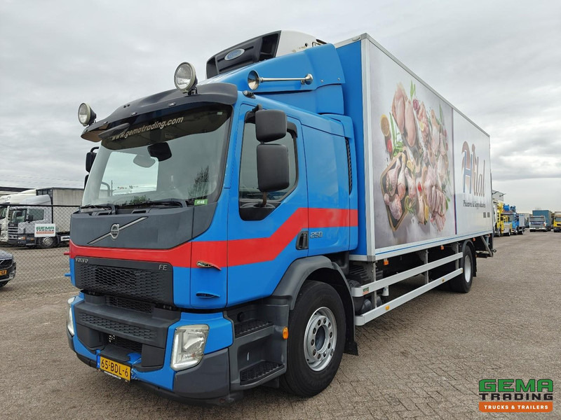 Volvo FE 250 4x2 Slaapcab Euro6 - Koel-Vriesbak 7.5m + Carrier Supra 750 Mt + Laadklep 2000kg - 01/2026 APK - شاحنة الفريزر: صورة 1 Volvo FE 250 4x2 Slaapcab Euro6 - Koel-Vriesbak 7.5m + Carrier Supra 750 Mt + Laadklep 2000kg - 01/2026 APK - شاحنة الفريزر: صورة 1