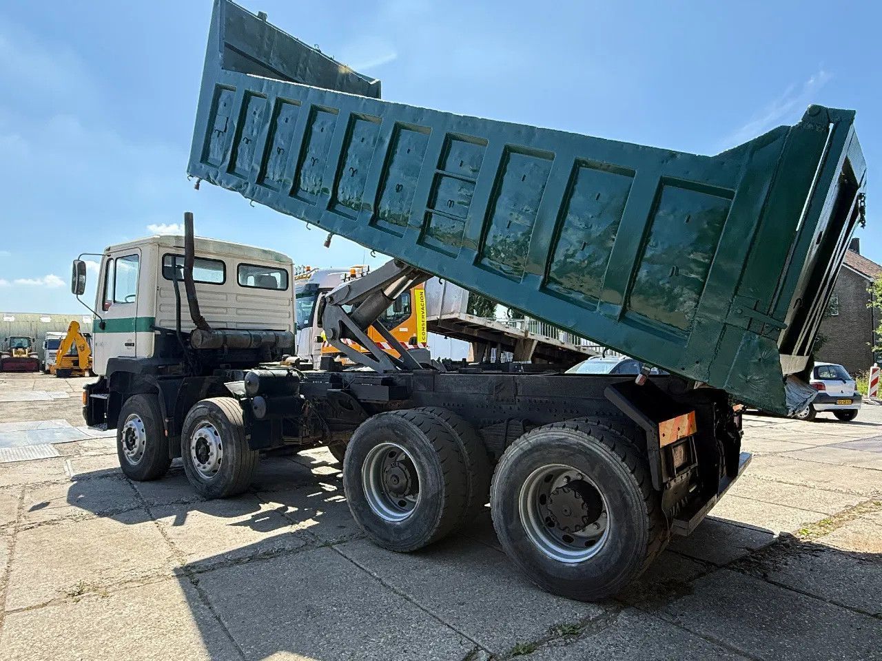 MAN 35.372 8X4 Tipper Spring/Spring ZF Manual Gear E - شاحنة قلاب: صورة 3 MAN 35.372 8X4 Tipper Spring/Spring ZF Manual Gear E - شاحنة قلاب: صورة 3