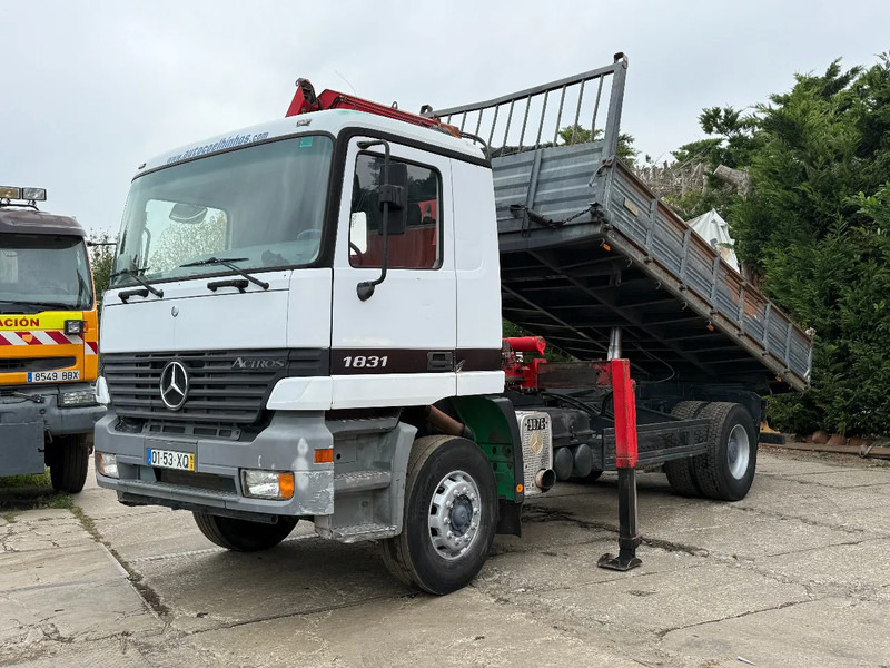 Mercedes-Benz Actros 1831 V6 4X2 Tipper + crane EPS Manual Gearbox 3 peddal - شاحنة قلاب, شاحنة كرين: صورة 2 Mercedes-Benz Actros 1831 V6 4X2 Tipper + crane EPS Manual Gearbox 3 peddal - شاحنة قلاب, شاحنة كرين: صورة 2