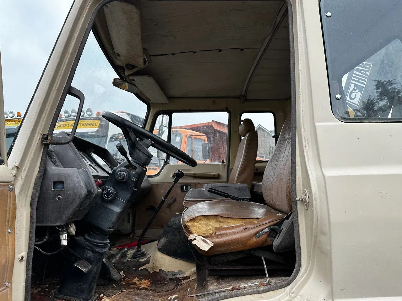شاحنة قلاب Toyota HINO 14T 4X2 Tipper+Crane Hiab 765 Spring/Spring: صورة 11