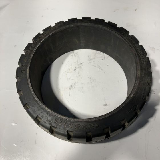 2X trelleborg 15x5x11 1/4 tyres - مقود - معدات المناولة: صورة 1 2X trelleborg 15x5x11 1/4 tyres - مقود - معدات المناولة: صورة 1