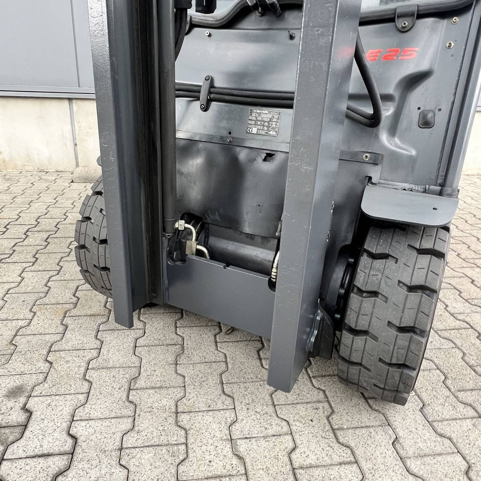 رافعة شوكية كهربائية Linde E25L (387): صورة 15