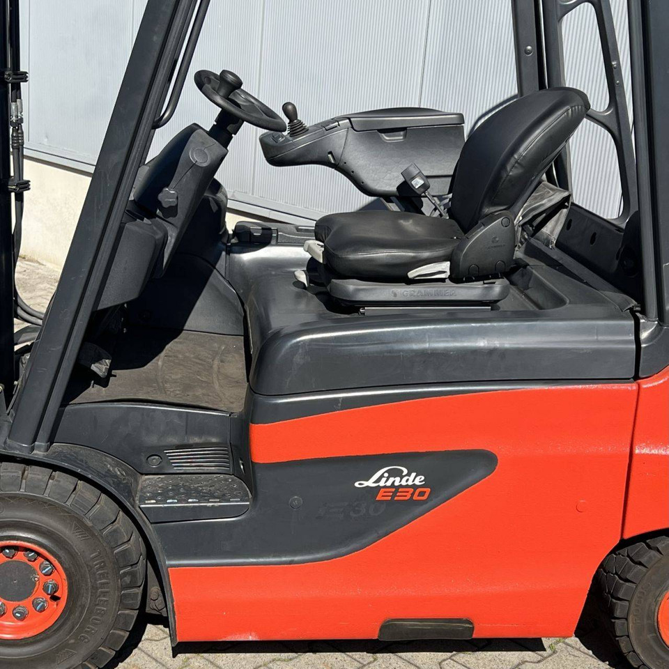 Linde E30 (387) - رافعة شوكية كهربائية: صورة 4 Linde E30 (387) - رافعة شوكية كهربائية: صورة 4