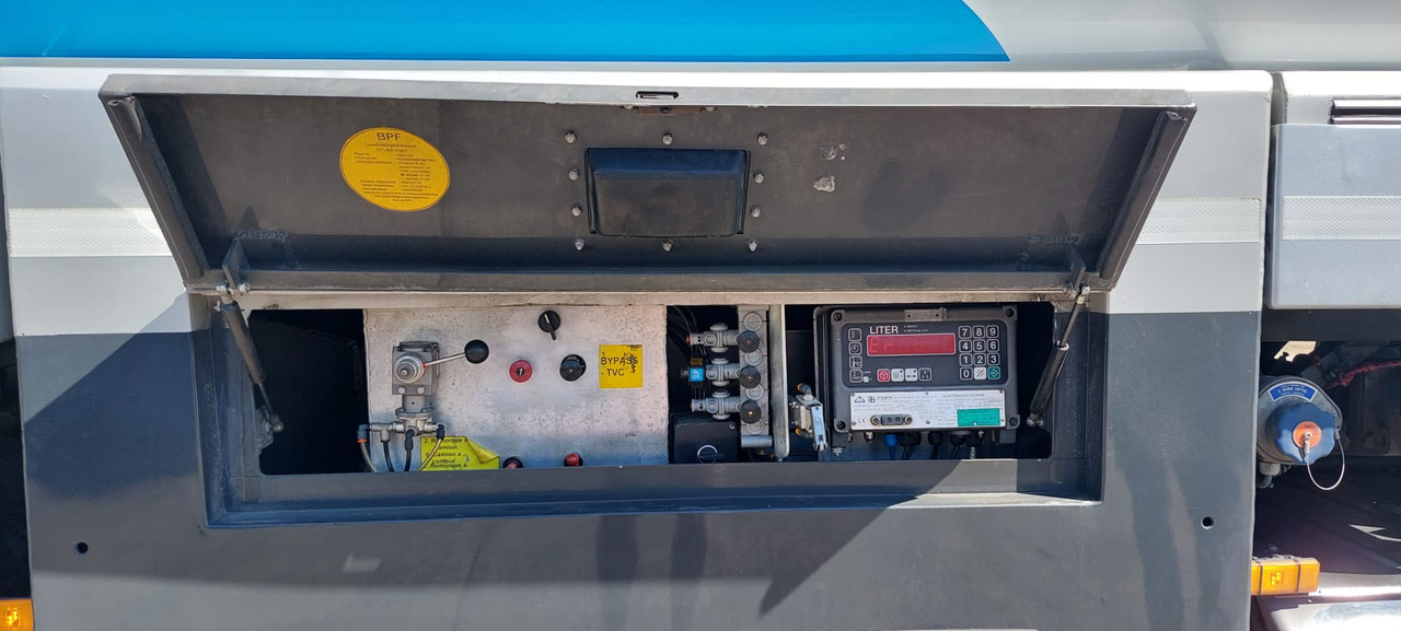 MERCEDES Antos - شاحنة صهريج: صورة 2 MERCEDES Antos - شاحنة صهريج: صورة 2