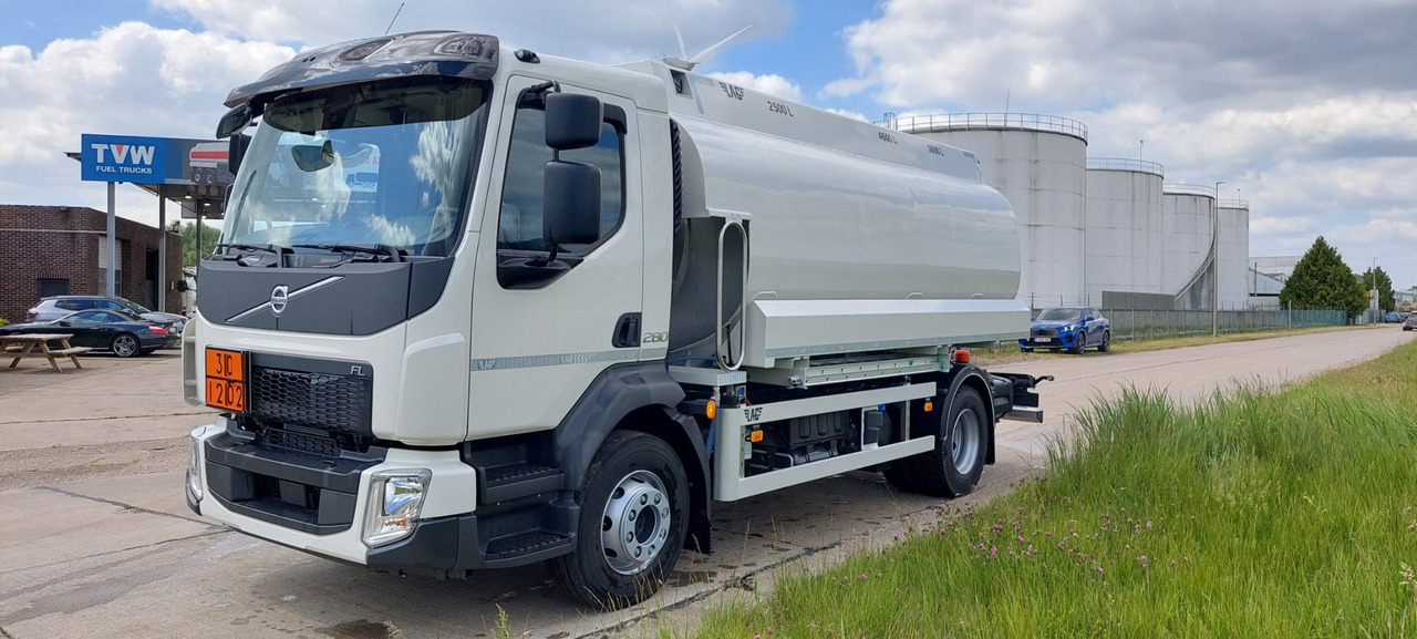 VOLVO FL - شاحنة صهريج: صورة 1 VOLVO FL - شاحنة صهريج: صورة 1