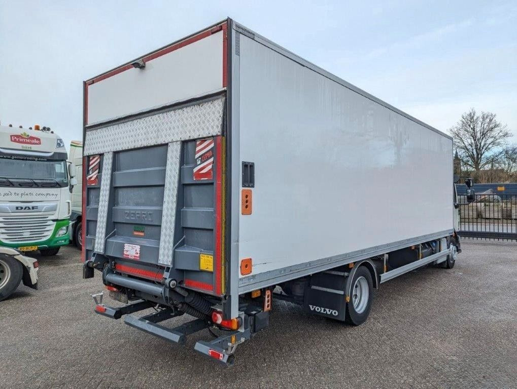 Volvo FL 210, 12tn., Isolirt, Autom, wie neu - شاحنة مقفلة: صورة 3 Volvo FL 210, 12tn., Isolirt, Autom, wie neu - شاحنة مقفلة: صورة 3