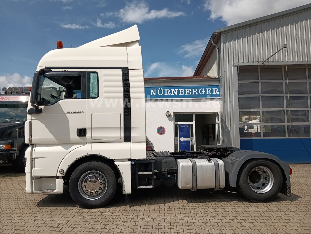 MAN TGX 18:440 FLT XLX 2xTank Klima Spoiler Kühlbox MAN TGX 18:440 FLT XLX 2xTank Klima Spoiler Kühlbox - وحدة جر: صورة 1 MAN TGX 18:440 FLT XLX 2xTank Klima Spoiler Kühlbox MAN TGX 18:440 FLT XLX 2xTank Klima Spoiler Kühlbox - وحدة جر: صورة 1