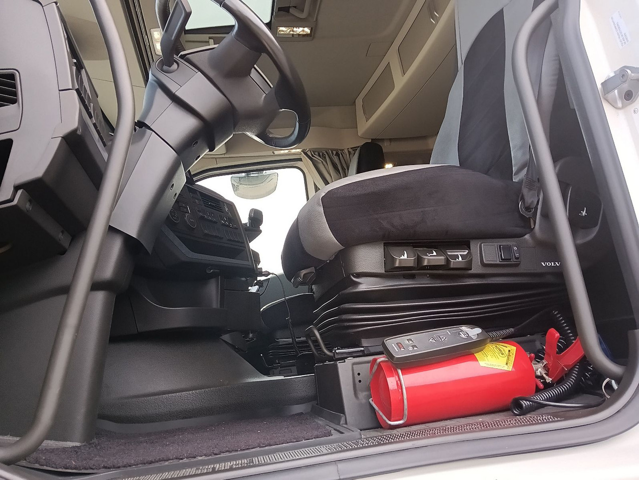 Volvo FH500 8x4R RETARDER LIFT MEILLER-Asphalt FunkAHK - شاحنة قلاب: صورة 5 Volvo FH500 8x4R RETARDER LIFT MEILLER-Asphalt FunkAHK - شاحنة قلاب: صورة 5