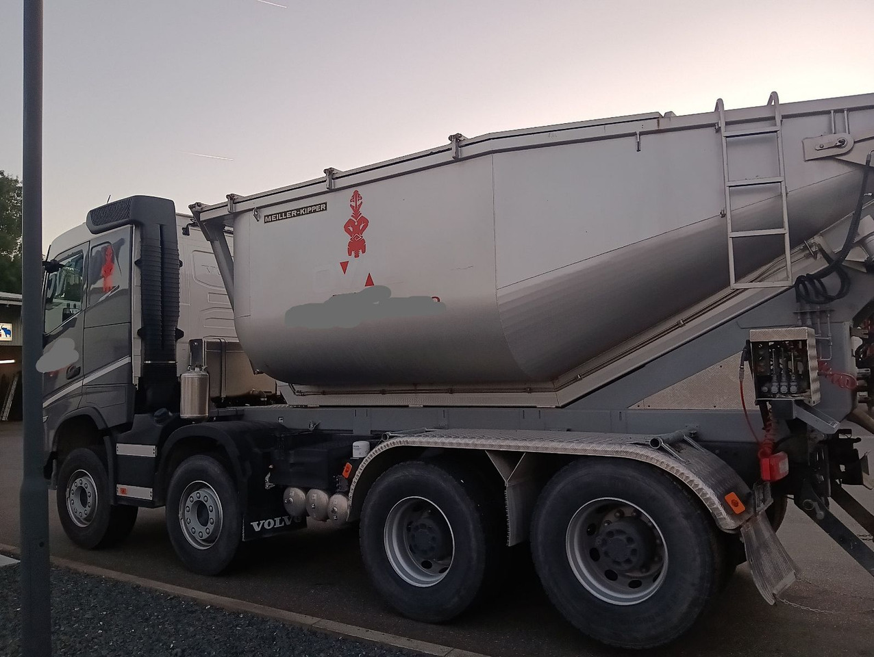 Volvo FH500 8x4R RETARDER LIFT MEILLER-Asphalt FunkAHK - شاحنة قلاب: صورة 3 Volvo FH500 8x4R RETARDER LIFT MEILLER-Asphalt FunkAHK - شاحنة قلاب: صورة 3