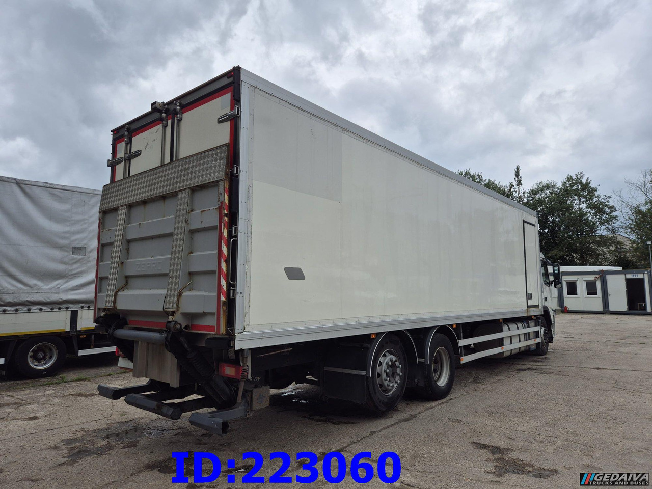 VOLVO FM 410HP - 6X2 - Euro5 -Steering axle - شاحنة الفريزر: صورة 4 VOLVO FM 410HP - 6X2 - Euro5 -Steering axle - شاحنة الفريزر: صورة 4