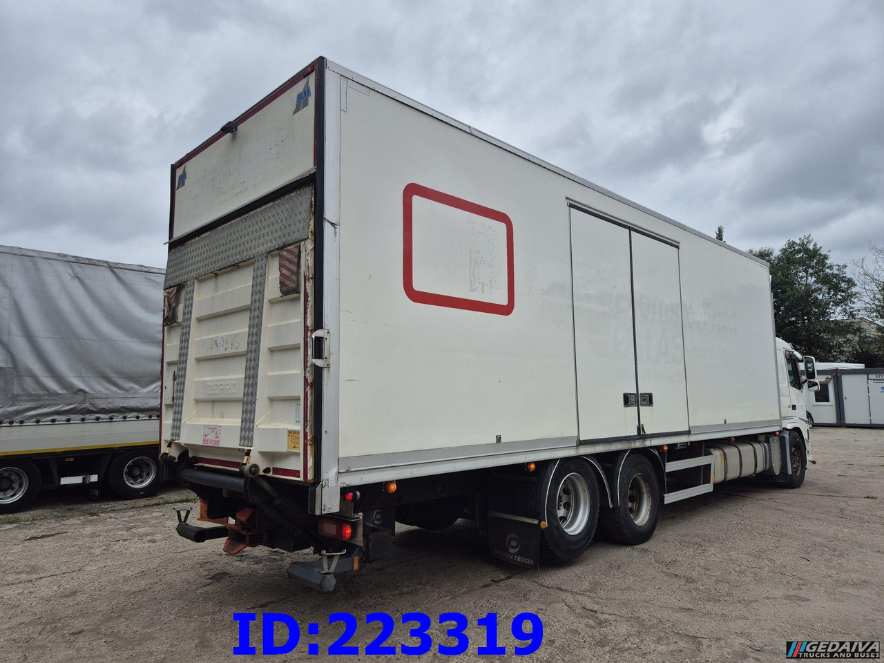 VOLVO FM13 380HP 6x2 Euro5 - Open side box - شاحنة الفريزر: صورة 4 VOLVO FM13 380HP 6x2 Euro5 - Open side box - شاحنة الفريزر: صورة 4
