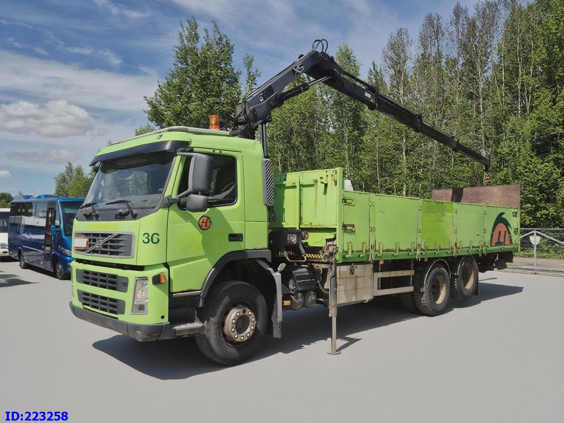 VOLVO FM9 300HP 6x2 + HIAB 144B -3 CL - شاحنات مسطحة: صورة 1 VOLVO FM9 300HP 6x2 + HIAB 144B -3 CL - شاحنات مسطحة: صورة 1