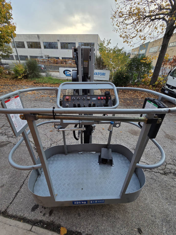 NIFTYLIFT HR 15 HDE - شاحنة ذراع مفصلي: صورة 2 NIFTYLIFT HR 15 HDE - شاحنة ذراع مفصلي: صورة 2