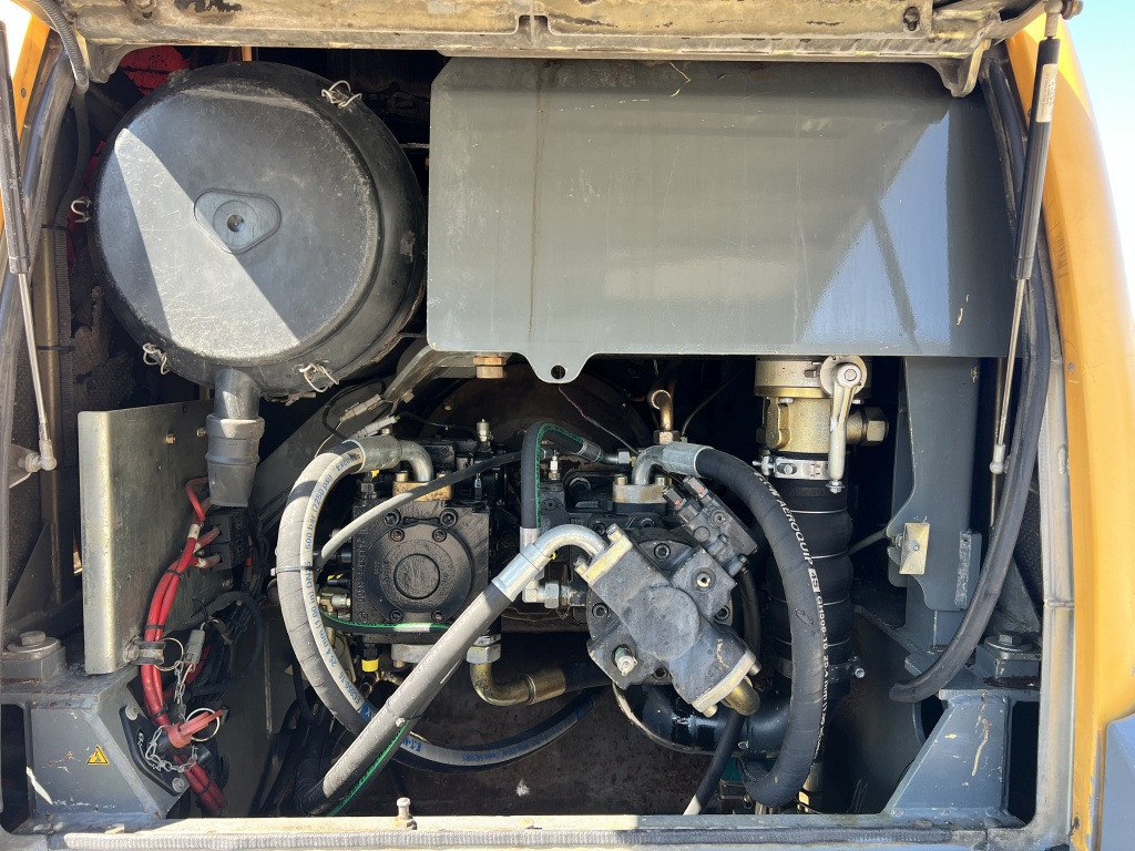 اللودر بعجل Liebherr L 556 (111583): صورة 13