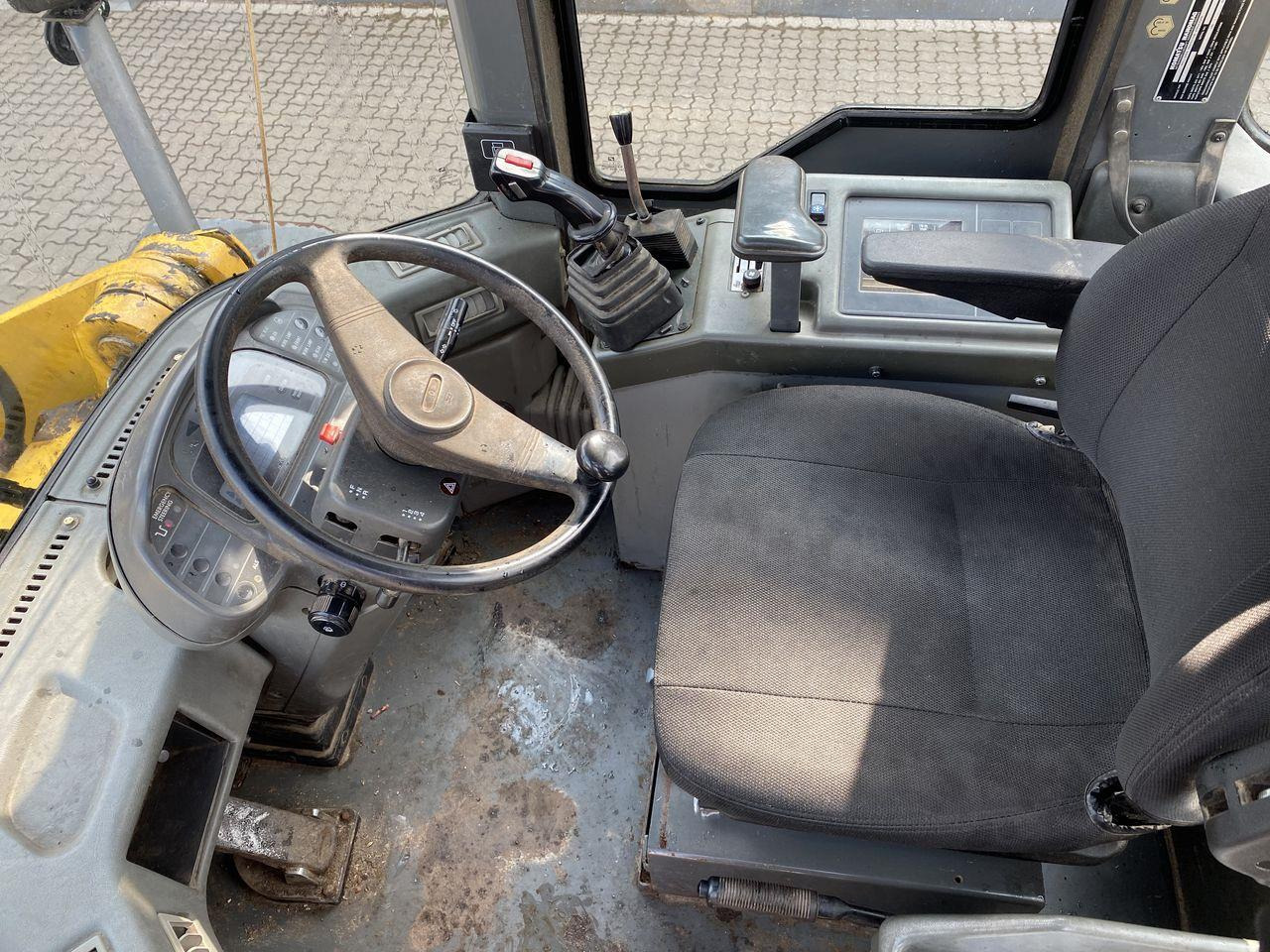 Komatsu WA270-3 - اللودر بعجل: صورة 3 Komatsu WA270-3 - اللودر بعجل: صورة 3