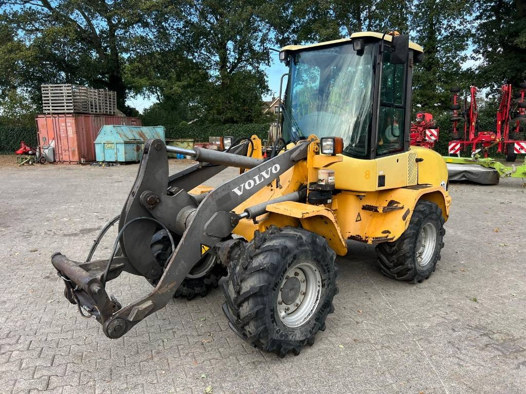 Volvo L 30 B - اللودر بعجل: صورة 1 Volvo L 30 B - اللودر بعجل: صورة 1
