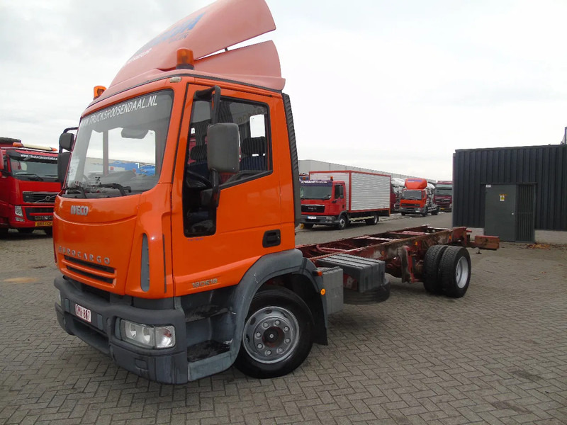 Iveco Eurocargo 120E18 + MANUAL - شاحنة هيكل كابينة: صورة 2 Iveco Eurocargo 120E18 + MANUAL - شاحنة هيكل كابينة: صورة 2