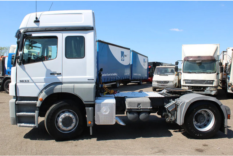 Mercedes-Benz Axor 1833 + manual + RETARDER! 122.939 km orginal! perfect condition + EURO 5 - وحدة جر: صورة 3 Mercedes-Benz Axor 1833 + manual + RETARDER! 122.939 km orginal! perfect condition + EURO 5 - وحدة جر: صورة 3