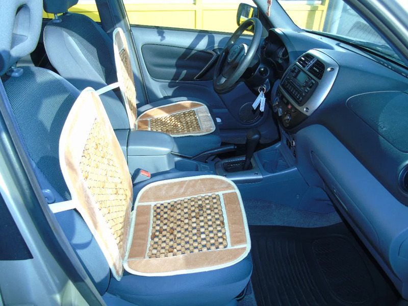 سيارة دفع رباعي Toyota RAV4 + 4X4 + AUTOMAT + PETROL: صورة 11 سيارة دفع رباعي Toyota RAV4 + 4X4 + AUTOMAT + PETROL: صورة 11