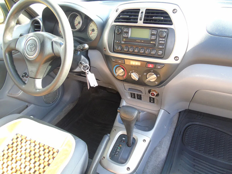 سيارة دفع رباعي Toyota RAV4 + 4X4 + AUTOMAT + PETROL: صورة 8 سيارة دفع رباعي Toyota RAV4 + 4X4 + AUTOMAT + PETROL: صورة 8