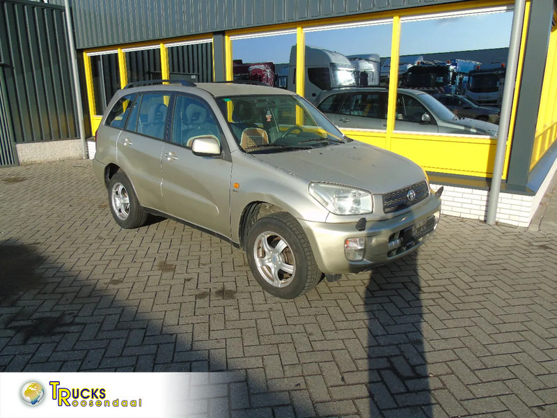 Toyota RAV4 + 4X4 + AUTOMAT + PETROL - سيارة دفع رباعي: صورة 1 Toyota RAV4 + 4X4 + AUTOMAT + PETROL - سيارة دفع رباعي: صورة 1