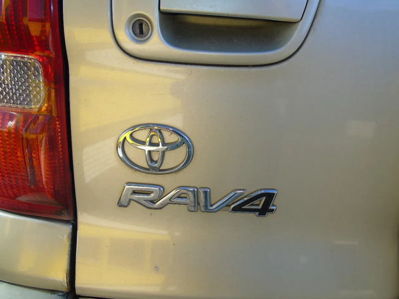 سيارة دفع رباعي Toyota RAV4 + 4X4 + AUTOMAT + PETROL: صورة 10 سيارة دفع رباعي Toyota RAV4 + 4X4 + AUTOMAT + PETROL: صورة 10