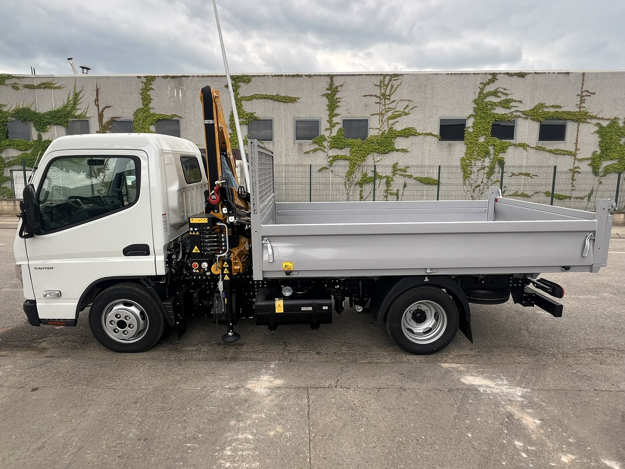 FUSO 35 3S - شاحنة كرين: صورة 2 FUSO 35 3S - شاحنة كرين: صورة 2