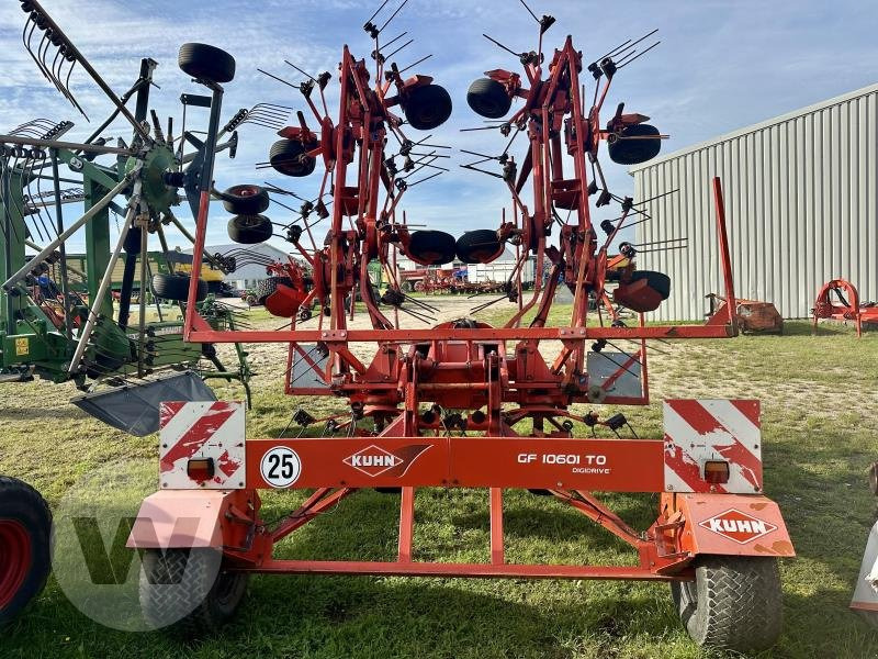 Kuhn GF 10601 - آلة تيبيس العشب/ آلة جمع العشب: صورة 1 Kuhn GF 10601 - آلة تيبيس العشب/ آلة جمع العشب: صورة 1