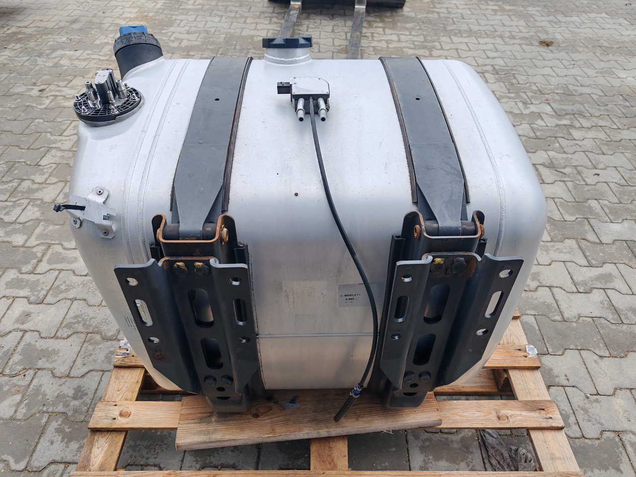 MERCEDES-BENZ ACTROS MP4 / FUEL & ADBLUE TANK / 300L - خزان الوقود: صورة 5 MERCEDES-BENZ ACTROS MP4 / FUEL & ADBLUE TANK / 300L - خزان الوقود: صورة 5